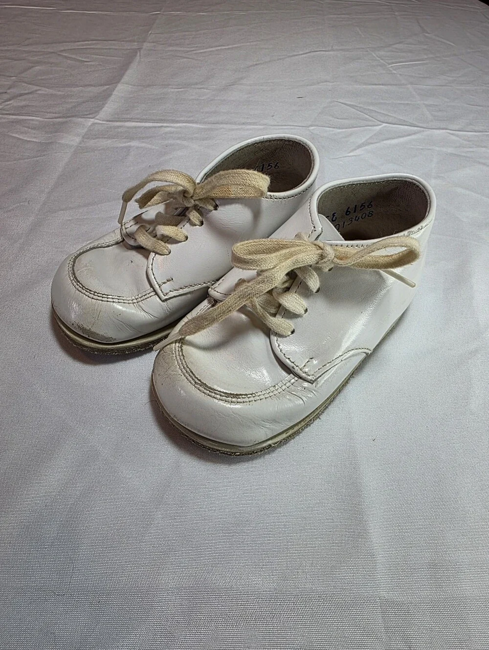 Vintage Stride Rite White Leather Walking Shoe 4 1/2 EE